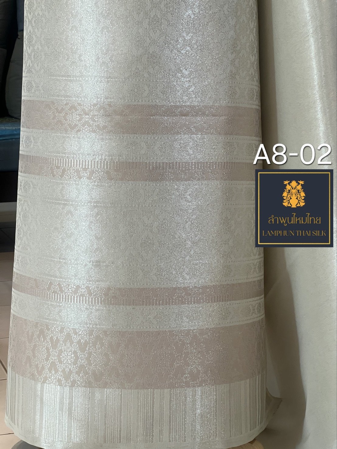 ผ้าไหมยกดอก ยกใหญ่ดิ้นล้วน A8-02